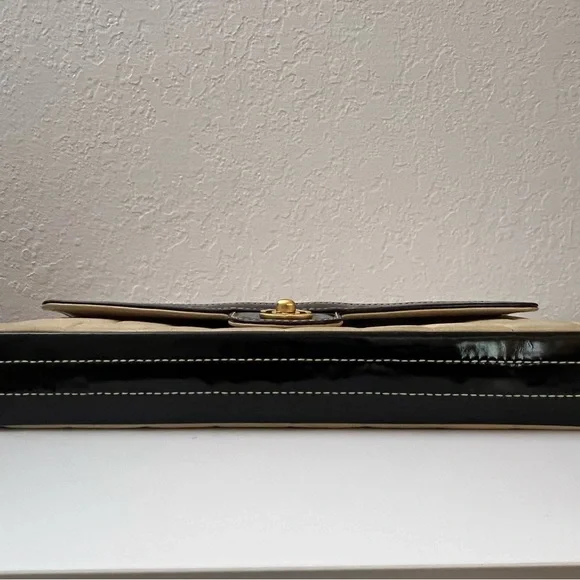 CHANEL Quilted Beige and Black Shoulder Bag - Picture 3 of 15